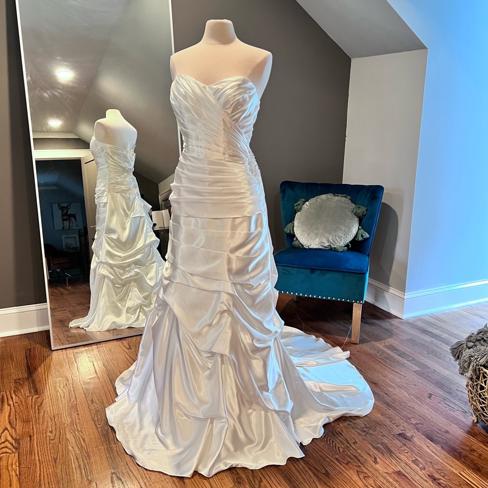 David’s Bridal Ruched Strapless Wedding Dress - Picture 9 of 15